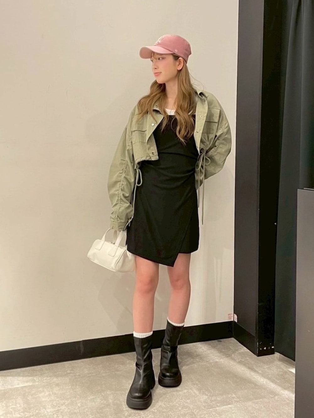 「春、お出かけコーデ、キャップ、大人カジュアル、大人コーデ、春カラー」｜「ANAPの袖ギャザー ショート丈 ブルゾン（ブルゾン、グリーン系）」を使った、Hiiroさん（レディース・165cm）の春コーディネートの3枚目の写真