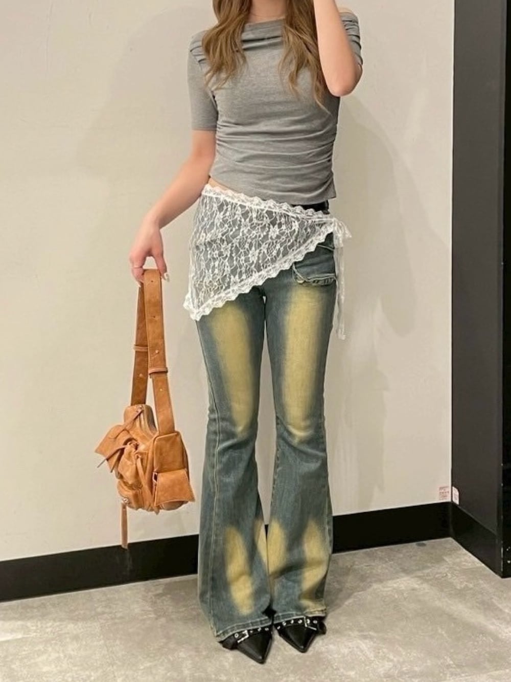 「ANAPのウォッシュデザインストレッチデニムフレアパンツ（デニムパンツ、ブルー系）」を使った、Hiiroさん（レディース・165cm）の夏コーディネートの2枚目の写真