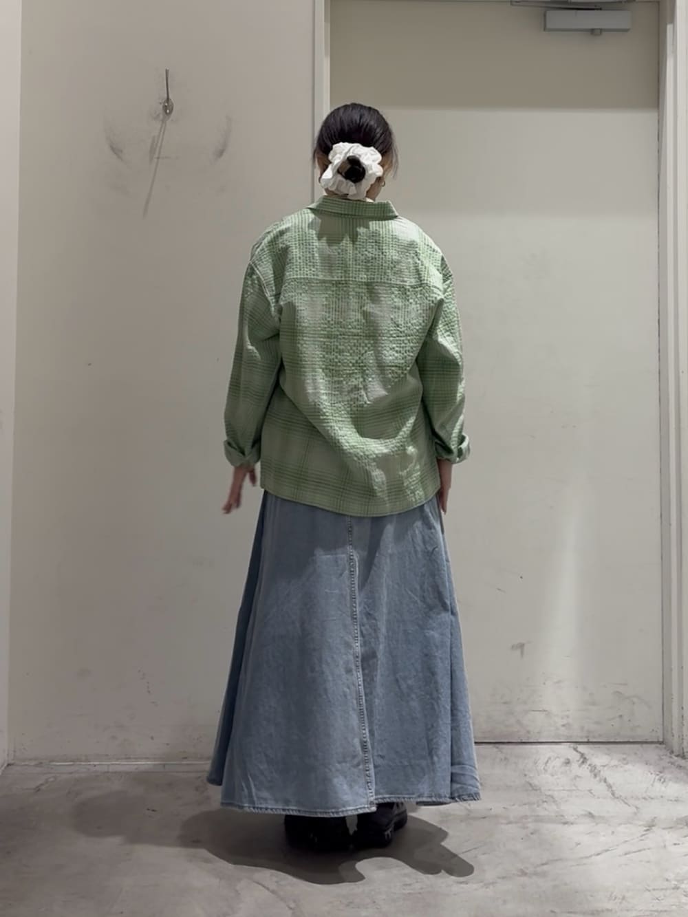 グリーン系のシャツ/ブラウス、ホワイト系のTシャツ/カットソー、ブルー系のスカートを着用したレディースの春コーディネートの2枚目の写真