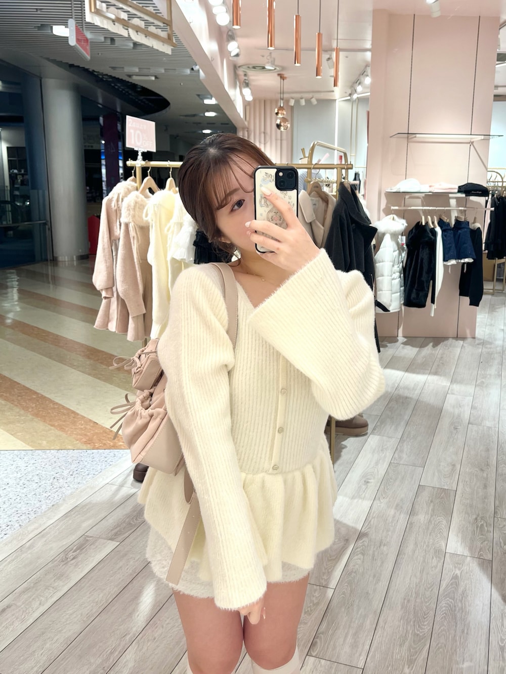 ホワイト系のニット/セーター、ホワイト系のその他パンツを着用したレディースの冬コーディネートの2枚目の写真