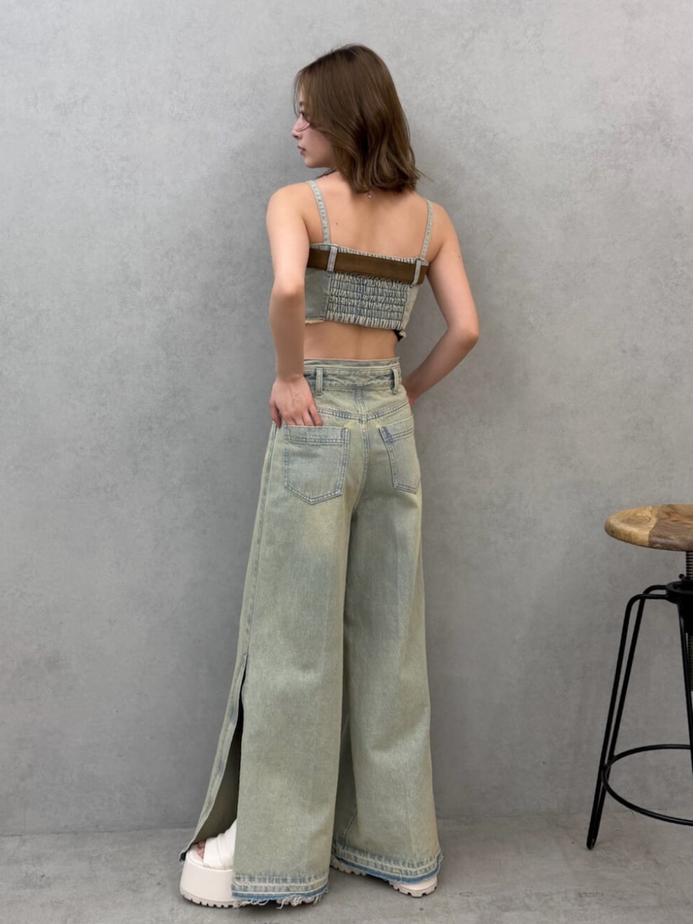 ホワイト系のブーツ、ブルー系のその他トップス、ブルー系のデニムパンツを着用したレディースの春コーディネートの4枚目の写真