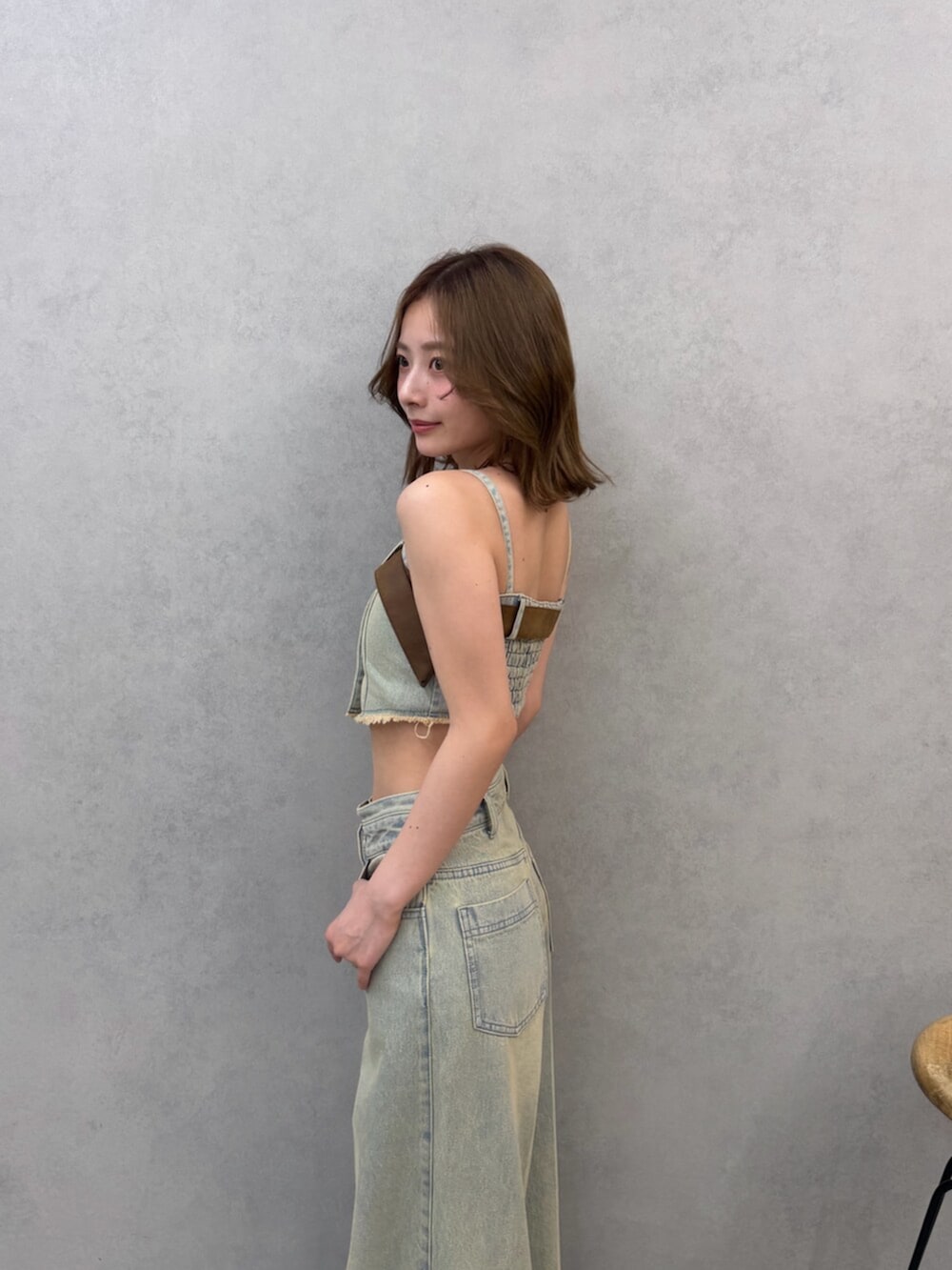 ホワイト系のブーツ、ブルー系のその他トップス、ブルー系のデニムパンツを着用したレディースの春コーディネートの6枚目の写真