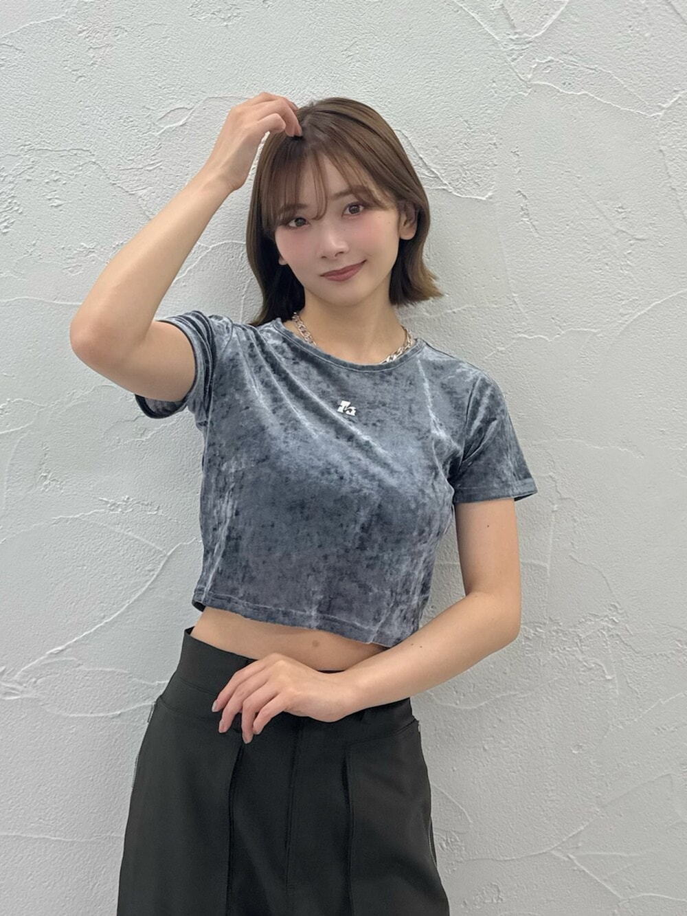 ブルー系のTシャツ/カットソー、ブラック系のカーゴパンツを着用したレディースの夏コーディネートの2枚目の写真