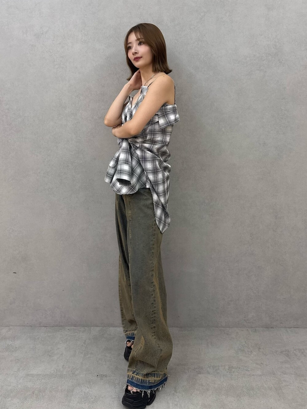 ホワイト系のシャツ/ブラウス、その他のデニムパンツを着用したレディースの夏コーディネートの4枚目の写真