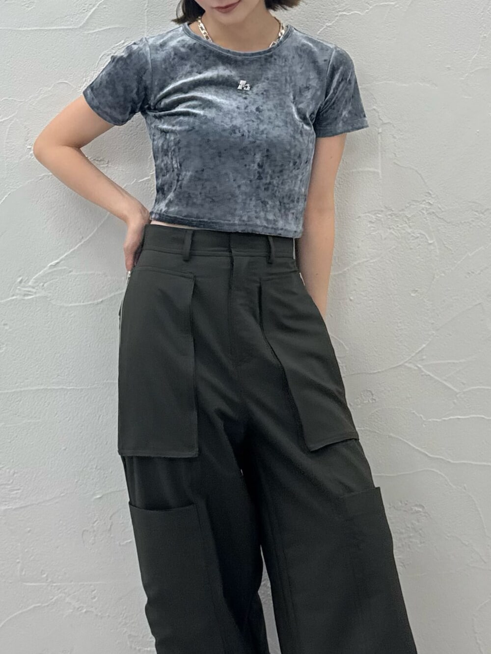 ブルー系のTシャツ/カットソー、ブラック系のカーゴパンツを着用したレディースの夏コーディネートの5枚目の写真