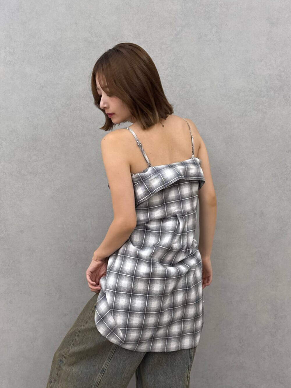 ホワイト系のシャツ/ブラウス、その他のデニムパンツを着用したレディースの夏コーディネートの6枚目の写真