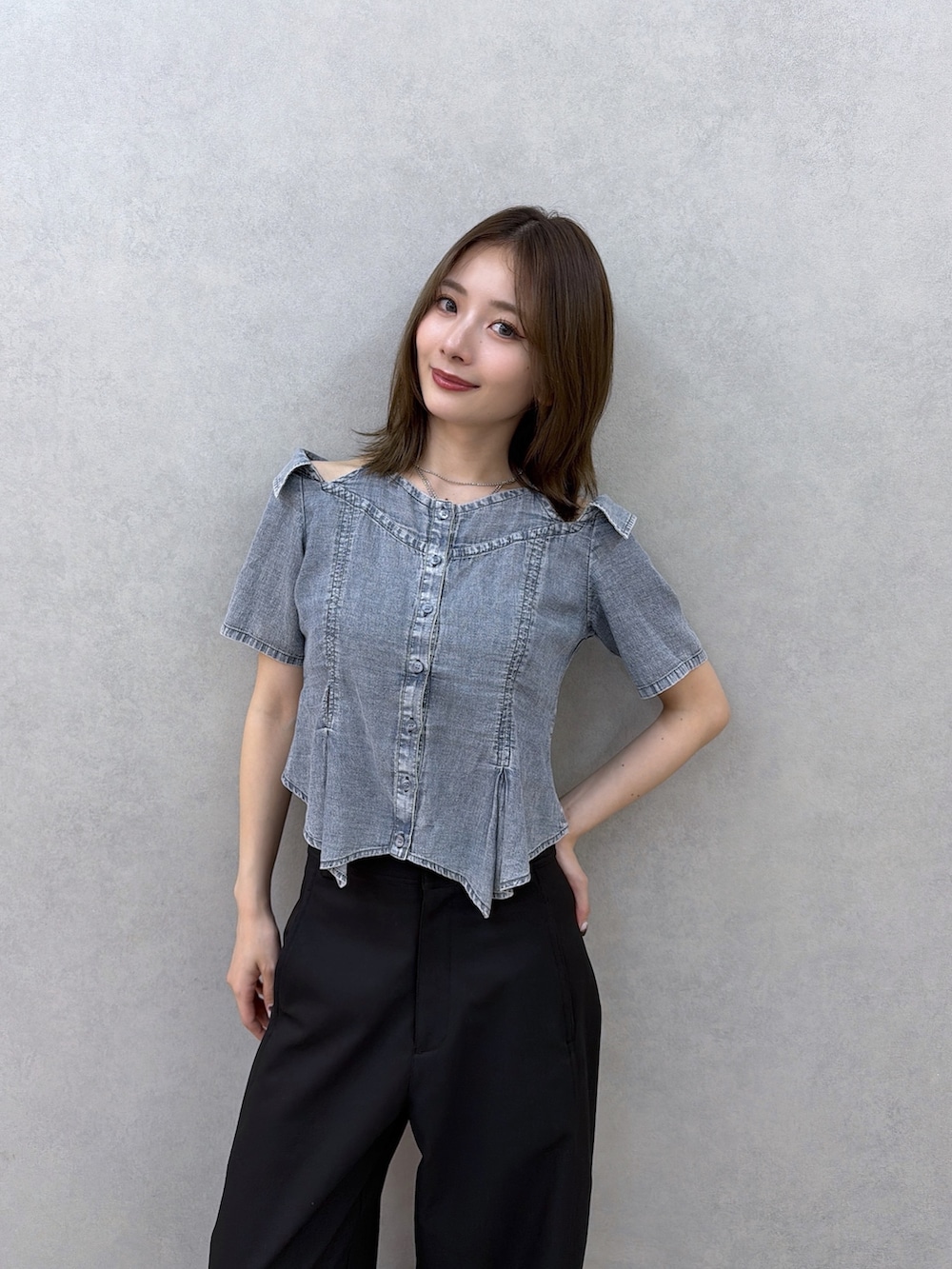 ブラック系のブーツ、ブルー系のシャツ/ブラウス、ブラック系のその他パンツを着用したレディースの夏コーディネートの4枚目の写真