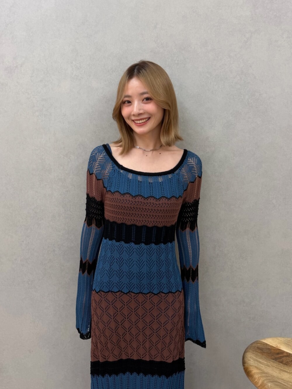 ブルー系のワンピース、ブラック系のパンプスを着用したレディースの春コーディネートの8枚目の写真