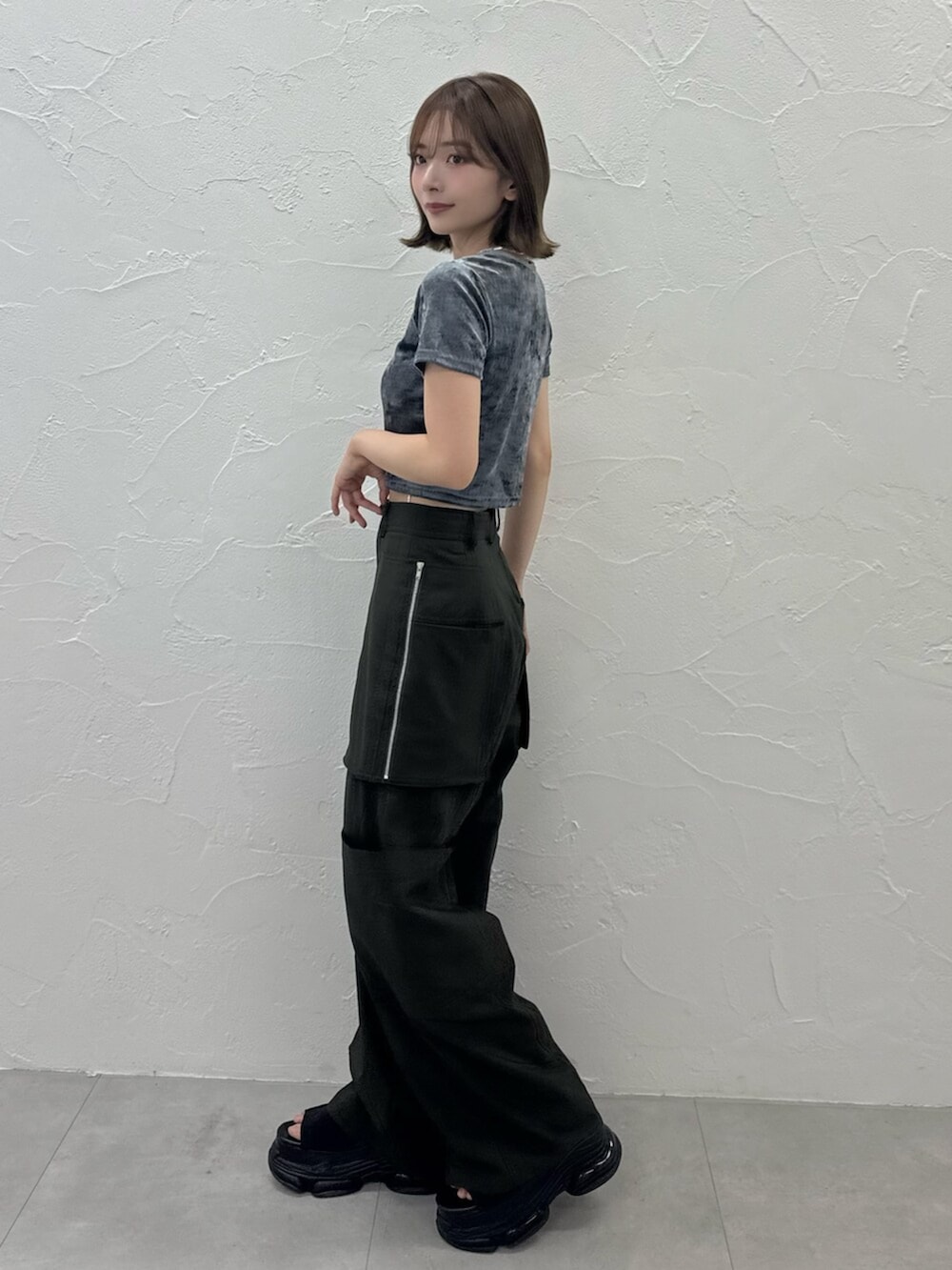 ブルー系のTシャツ/カットソー、ブラック系のカーゴパンツを着用したレディースの夏コーディネートの3枚目の写真