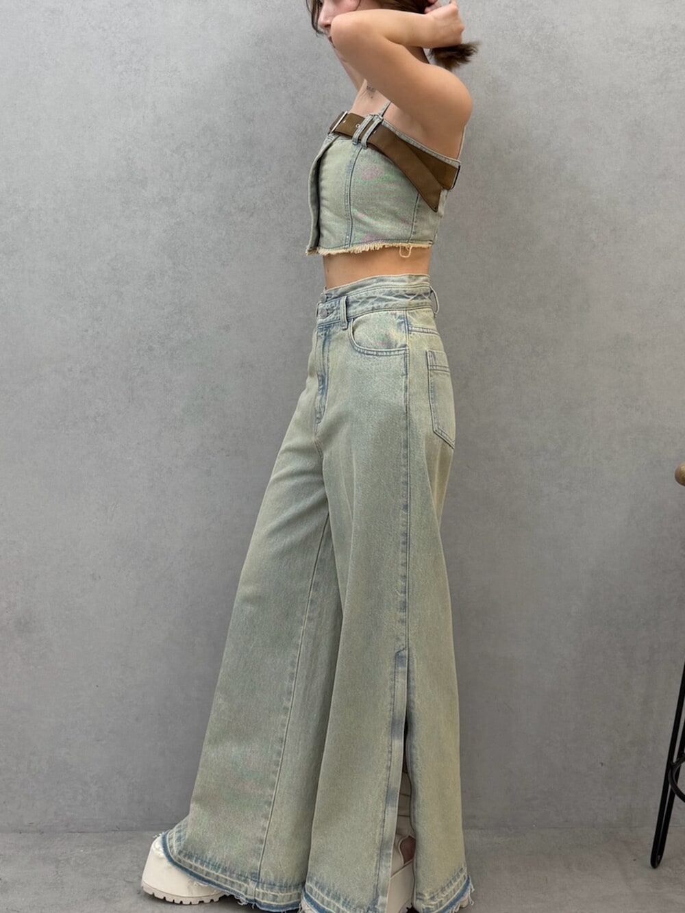 ホワイト系のブーツ、ブルー系のその他トップス、ブルー系のデニムパンツを着用したレディースの春コーディネートの5枚目の写真