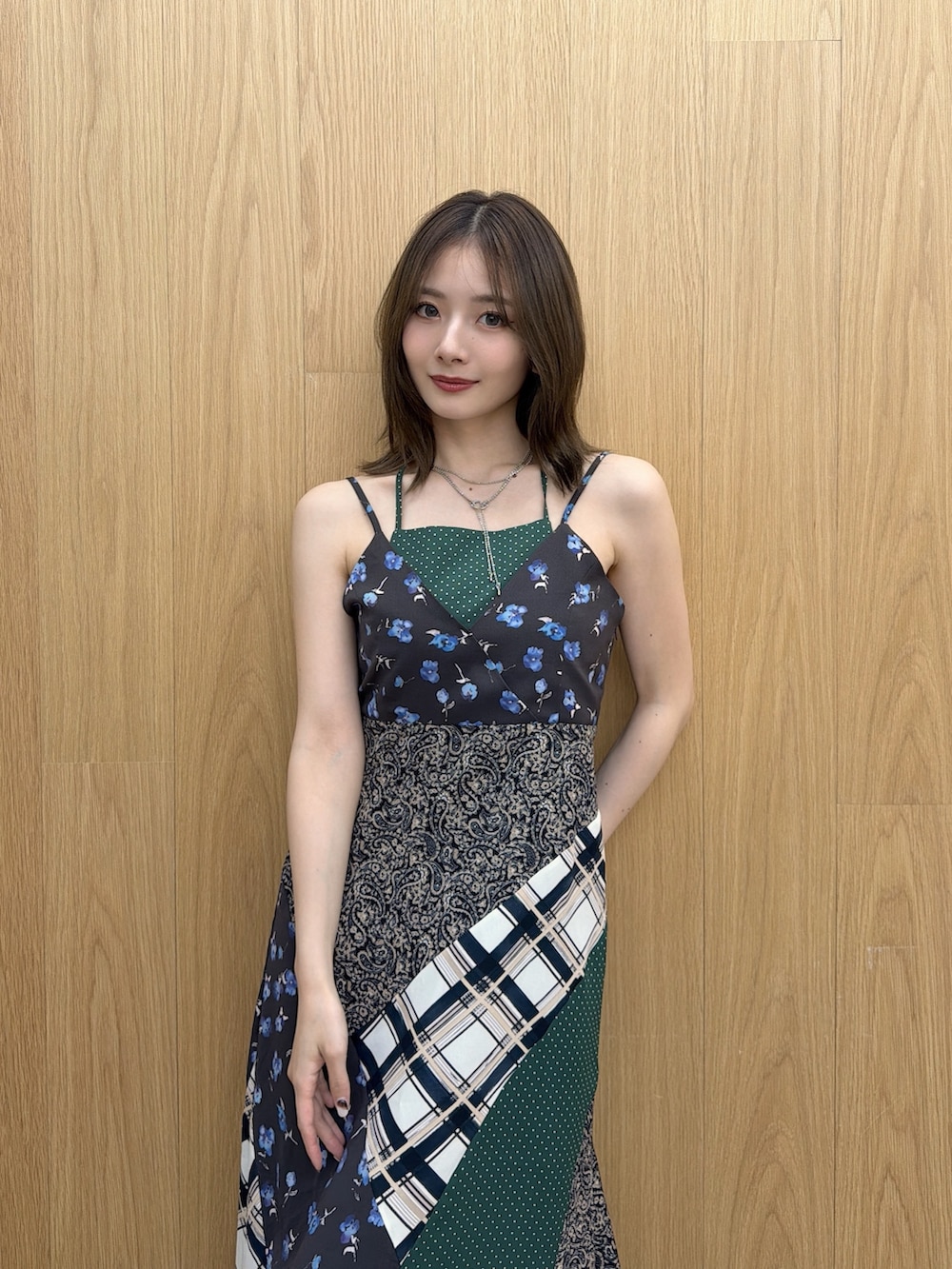グリーン系のワンピース、ブラウン系のブーツを着用したレディースの夏コーディネートの4枚目の写真
