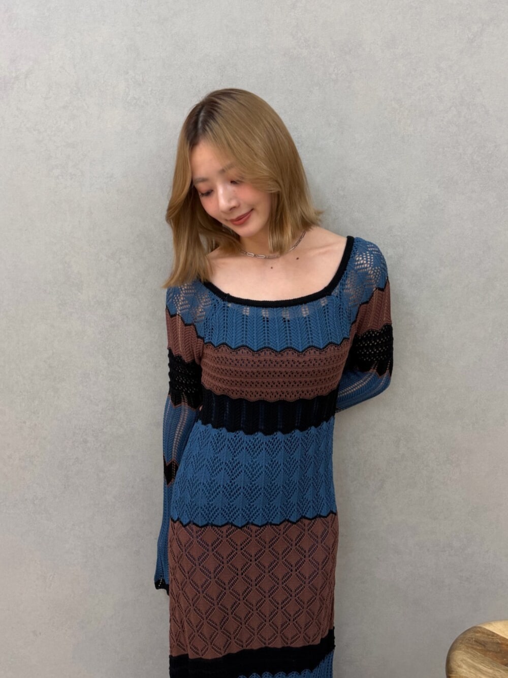 ブルー系のワンピース、ブラック系のパンプスを着用したレディースの春コーディネートの6枚目の写真