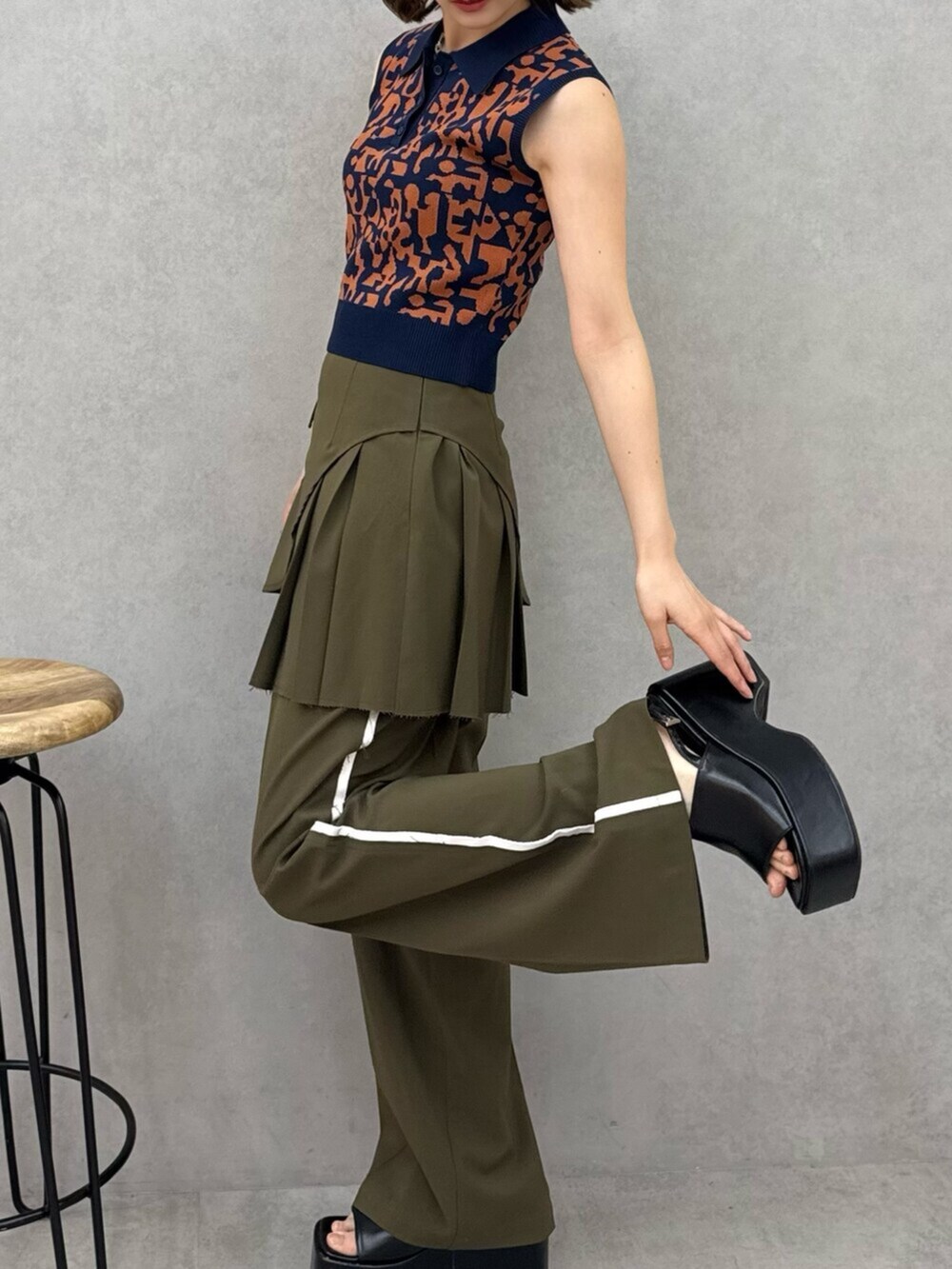 ブルー系のニット/セーター、グリーン系のその他パンツ、グリーン系のスカートを着用したレディースの夏コーディネートの4枚目の写真