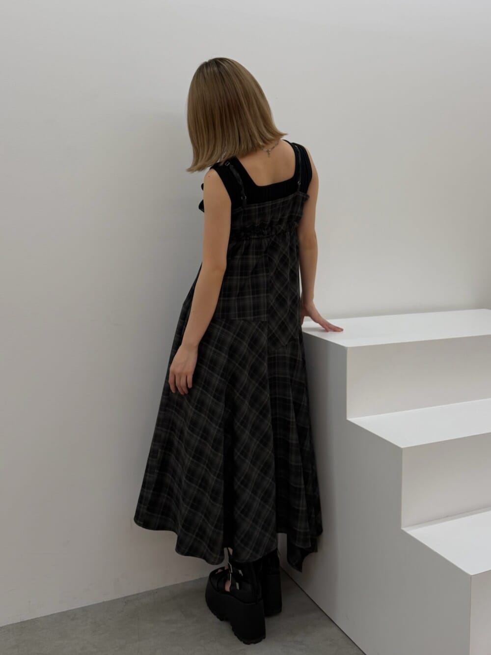 ブラック系のブーツ、ブラック系のワンピースを着用したレディースの春コーディネートの7枚目の写真