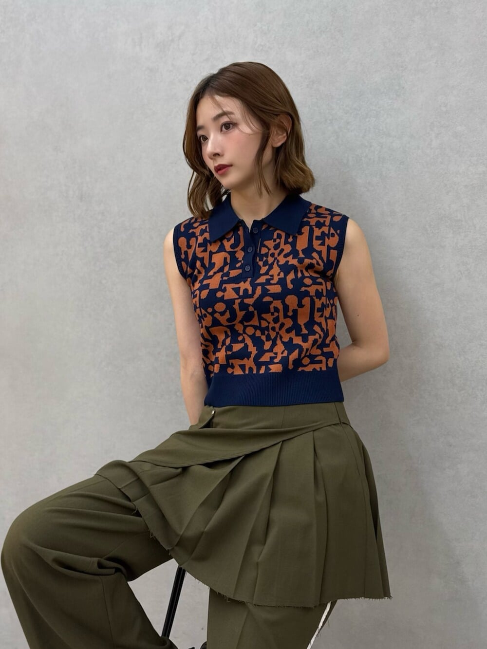 ブルー系のニット/セーター、グリーン系のその他パンツ、グリーン系のスカートを着用したレディースの夏コーディネートの3枚目の写真