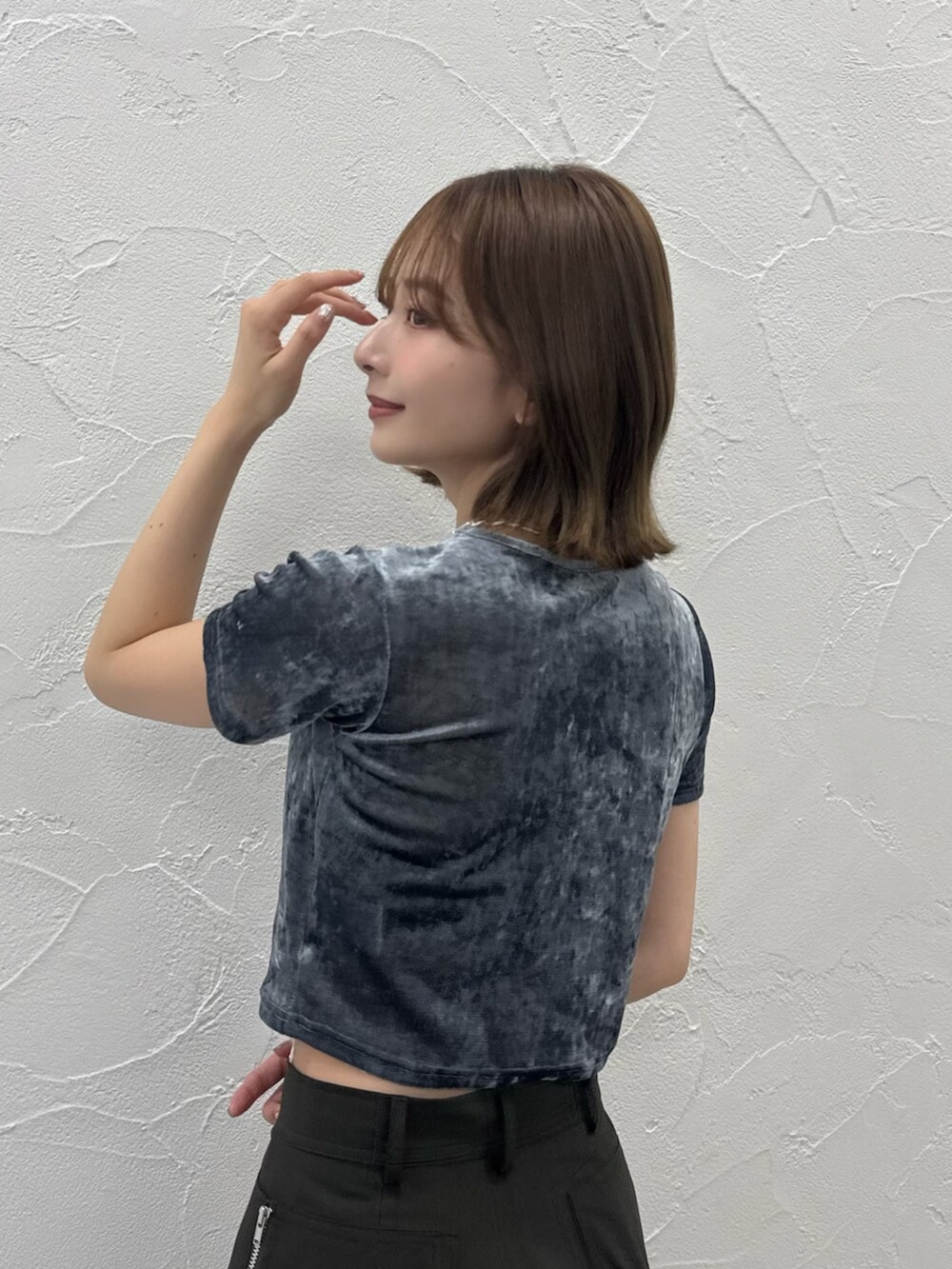 ブルー系のTシャツ/カットソー、ブラック系のカーゴパンツを着用したレディースの夏コーディネートの6枚目の写真