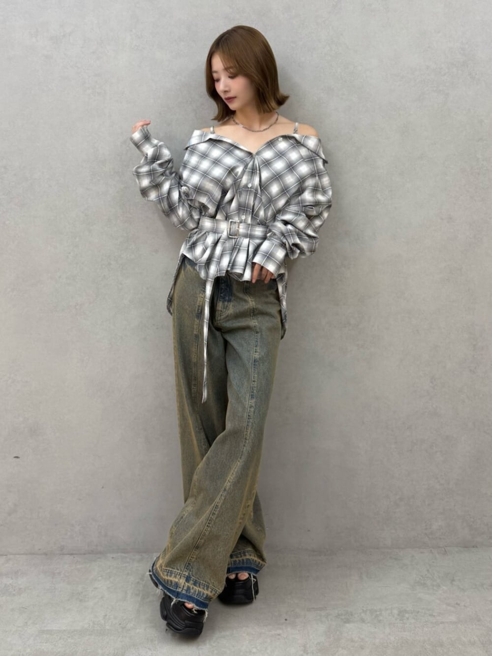 ホワイト系のシャツ/ブラウス、その他のデニムパンツを着用したレディースの夏コーディネートの5枚目の写真