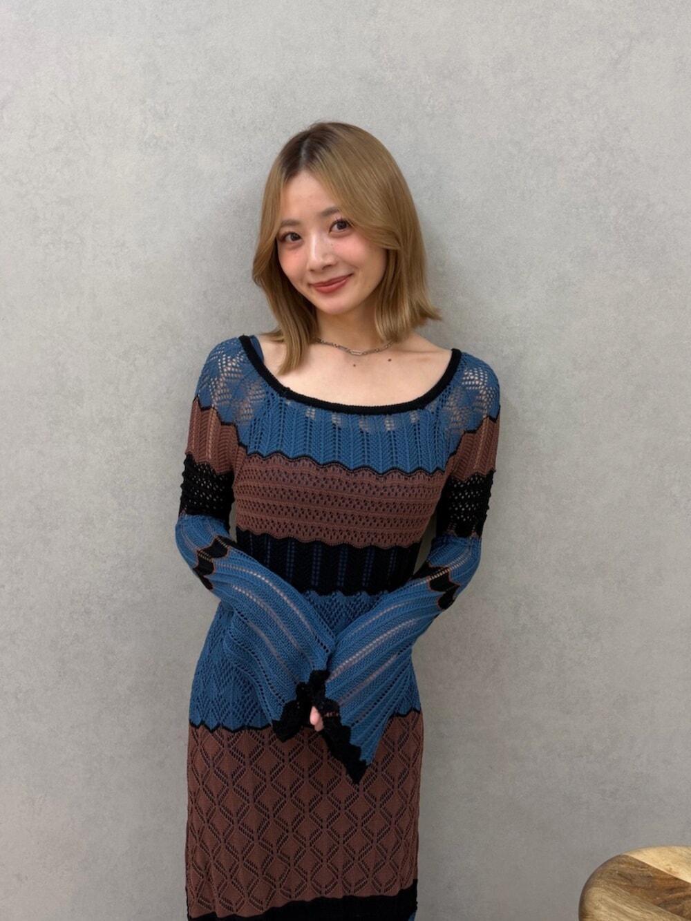 ブルー系のワンピース、ブラック系のパンプスを着用したレディースの春コーディネートの9枚目の写真