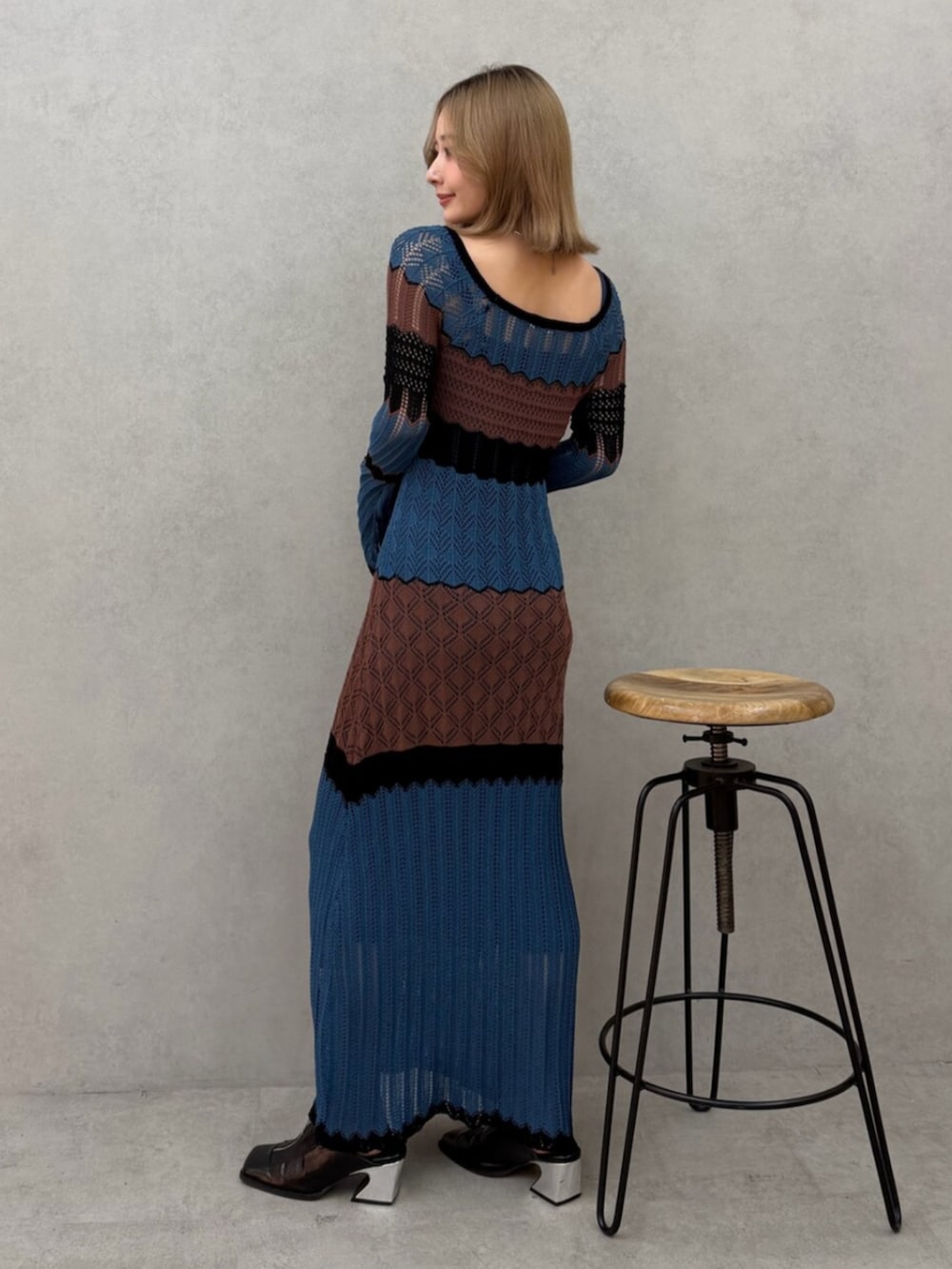 ブルー系のワンピース、ブラック系のパンプスを着用したレディースの春コーディネートの4枚目の写真