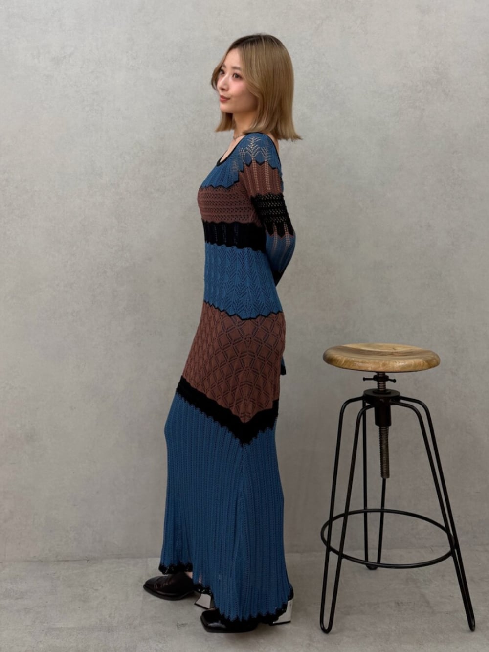 ブルー系のワンピース、ブラック系のパンプスを着用したレディースの春コーディネートの3枚目の写真