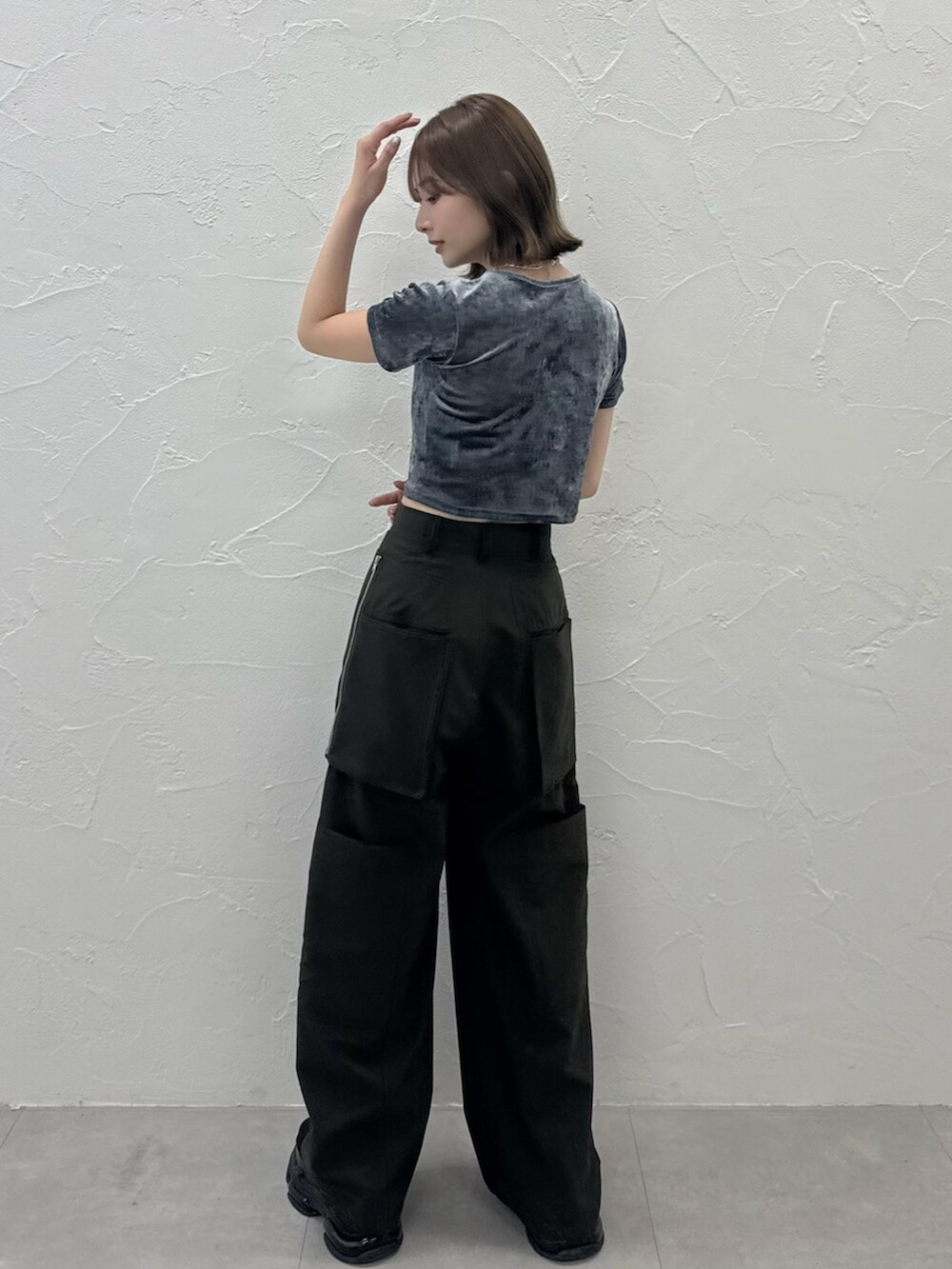 ブルー系のTシャツ/カットソー、ブラック系のカーゴパンツを着用したレディースの夏コーディネートの4枚目の写真