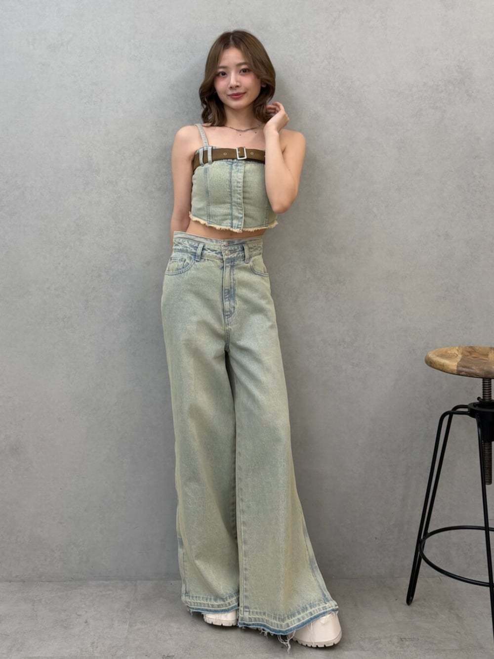 ホワイト系のブーツ、ブルー系のその他トップス、ブルー系のデニムパンツを着用したレディースの春コーディネートの2枚目の写真