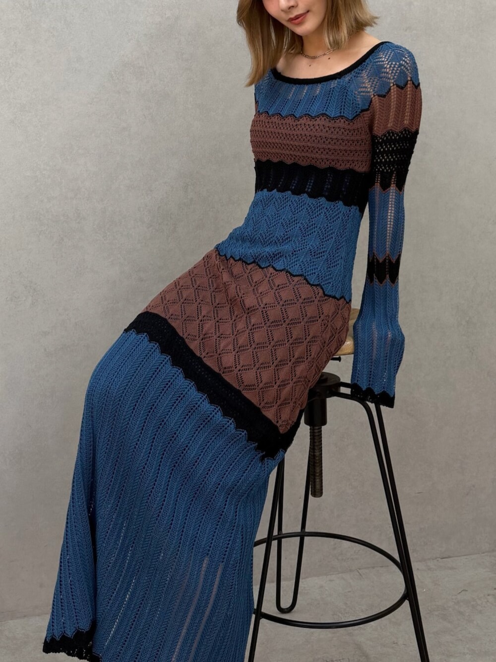 ブルー系のワンピース、ブラック系のパンプスを着用したレディースの春コーディネートの7枚目の写真