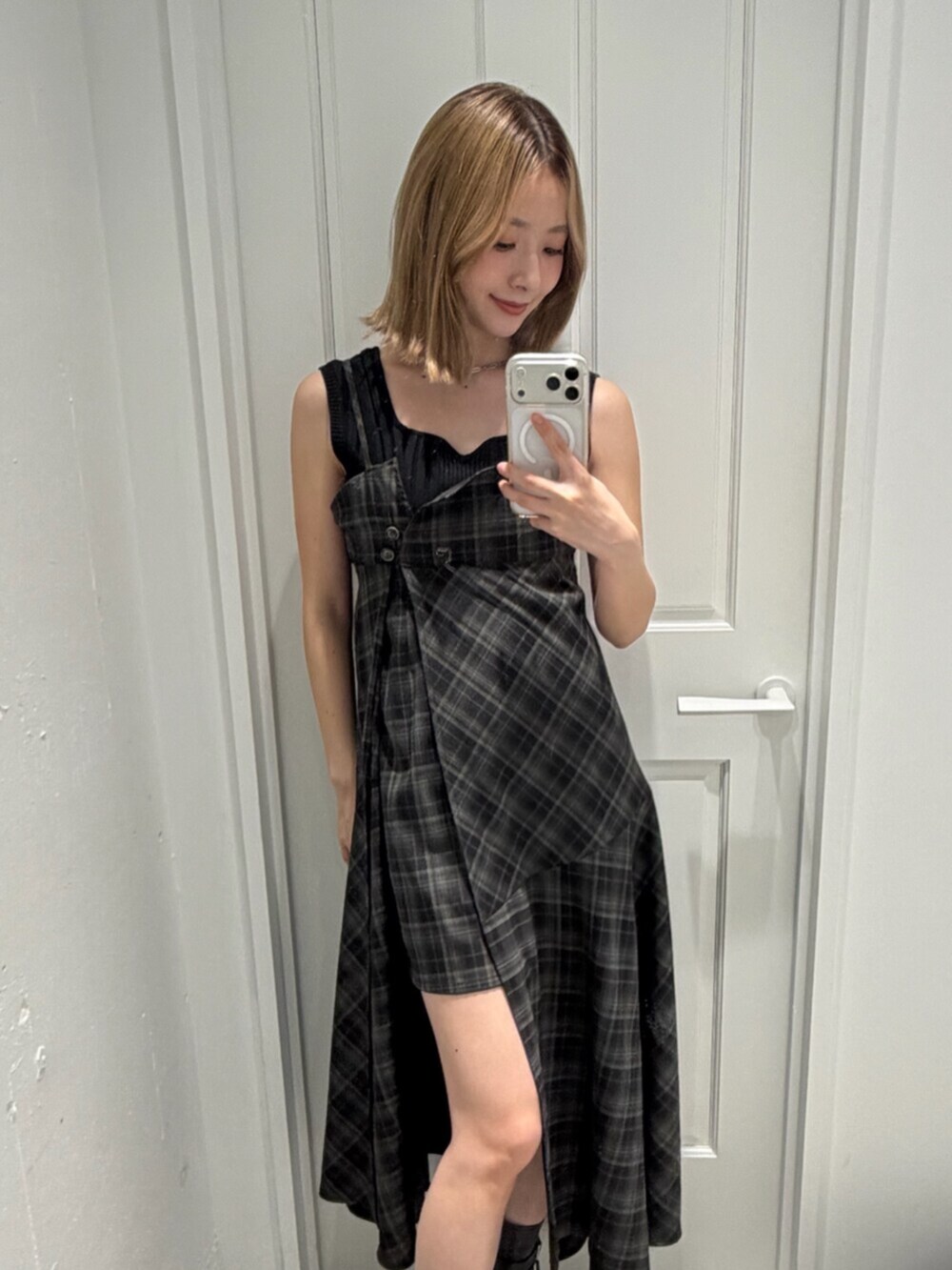 ブラック系のブーツ、ブラック系のワンピースを着用したレディースの春コーディネートの4枚目の写真