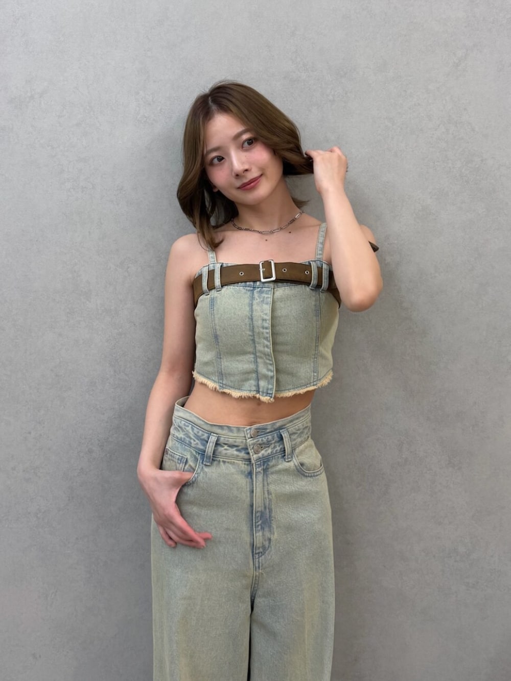 ホワイト系のブーツ、ブルー系のその他トップス、ブルー系のデニムパンツを着用したレディースの春コーディネートの3枚目の写真