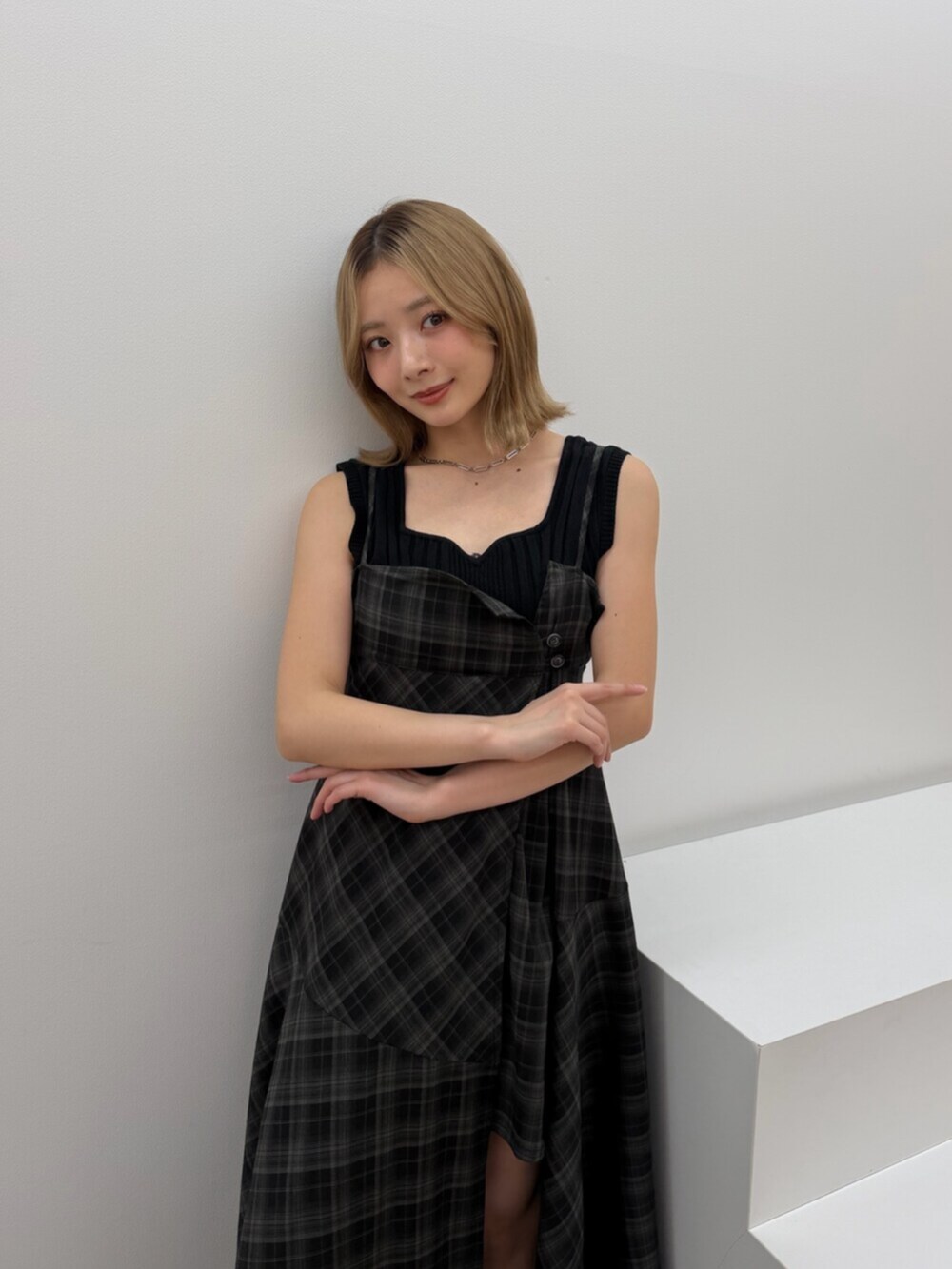 ブラック系のブーツ、ブラック系のワンピースを着用したレディースの春コーディネートの5枚目の写真