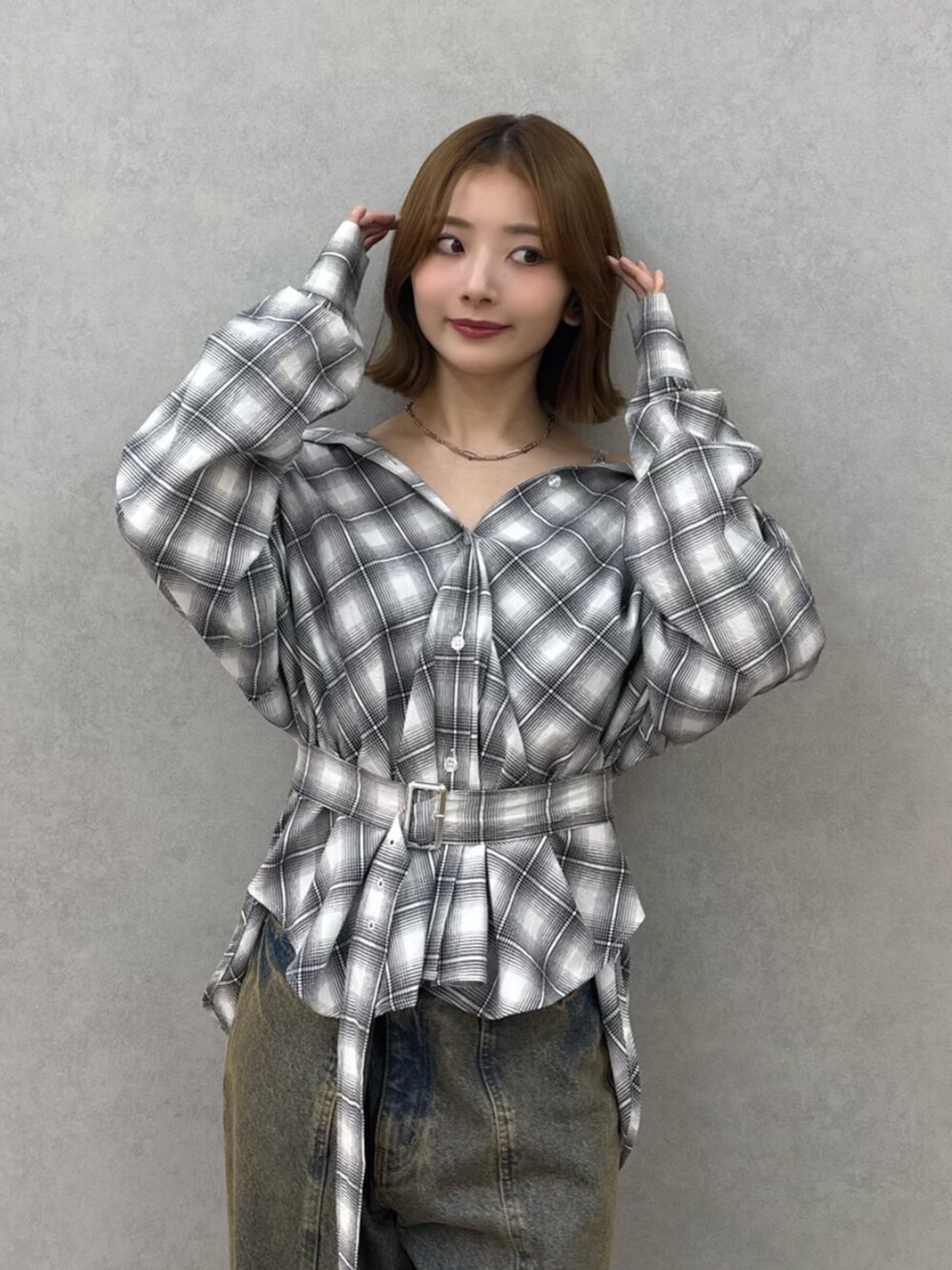 ホワイト系のシャツ/ブラウス、その他のデニムパンツを着用したレディースの夏コーディネートの2枚目の写真