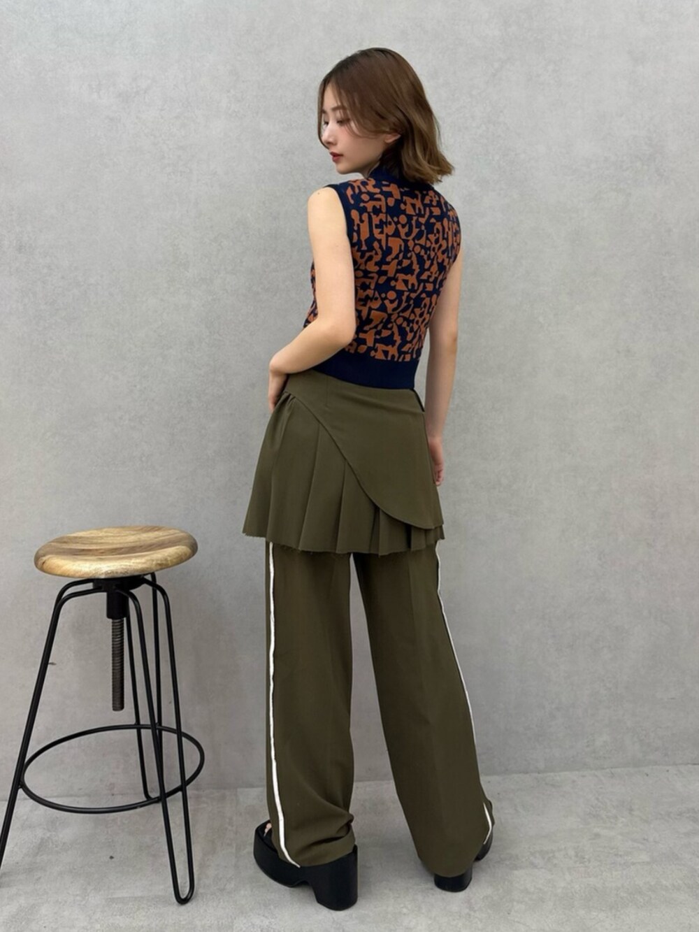 ブルー系のニット/セーター、グリーン系のその他パンツ、グリーン系のスカートを着用したレディースの夏コーディネートの2枚目の写真