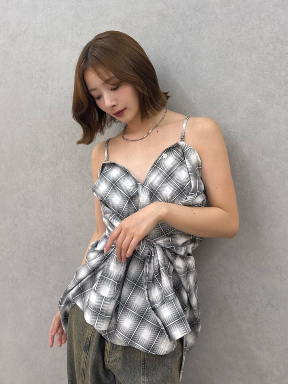 ホワイト系のシャツ/ブラウス、その他のデニムパンツを着用したレディースの夏コーディネートの3枚目の写真