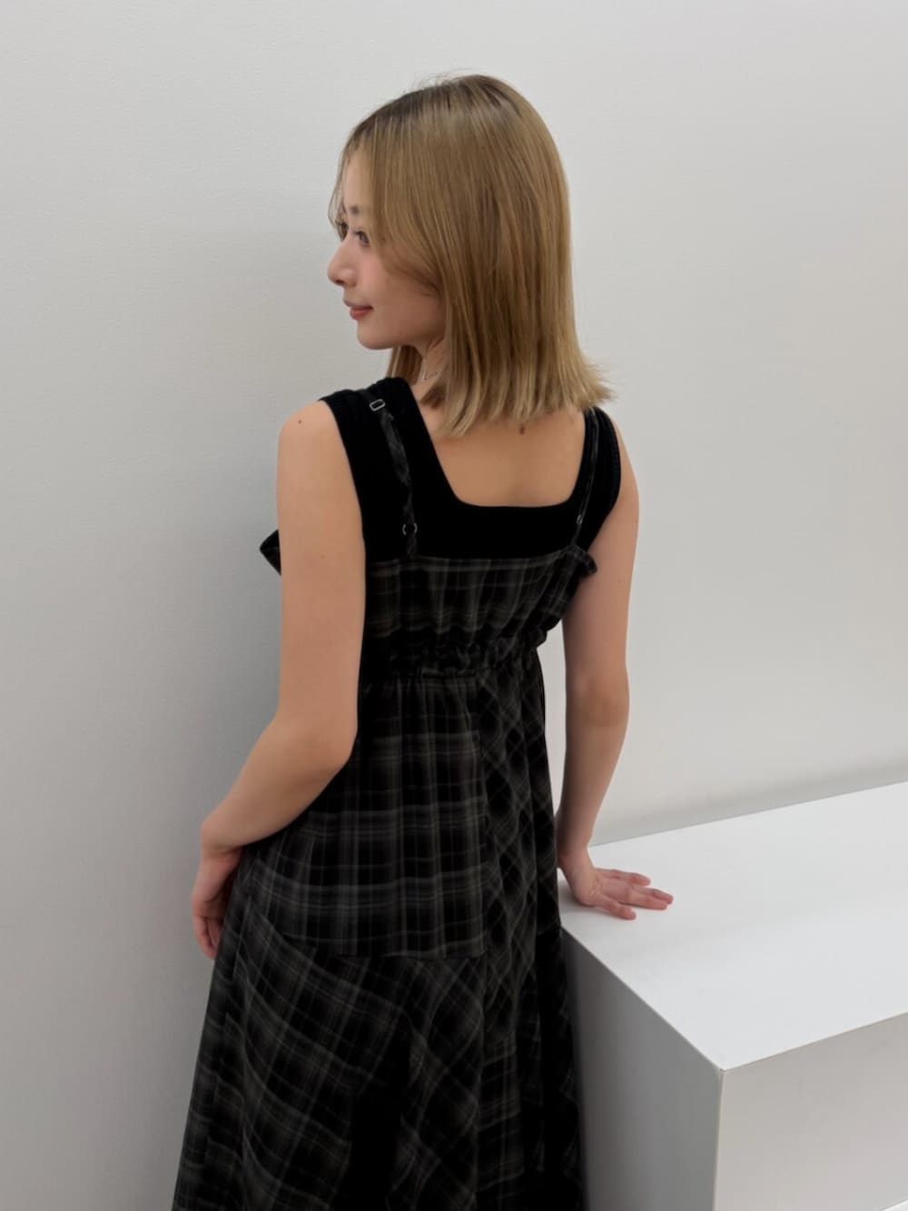 ブラック系のブーツ、ブラック系のワンピースを着用したレディースの春コーディネートの2枚目の写真