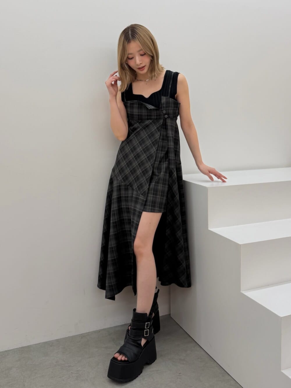 ブラック系のブーツ、ブラック系のワンピースを着用したレディースの春コーディネートの6枚目の写真