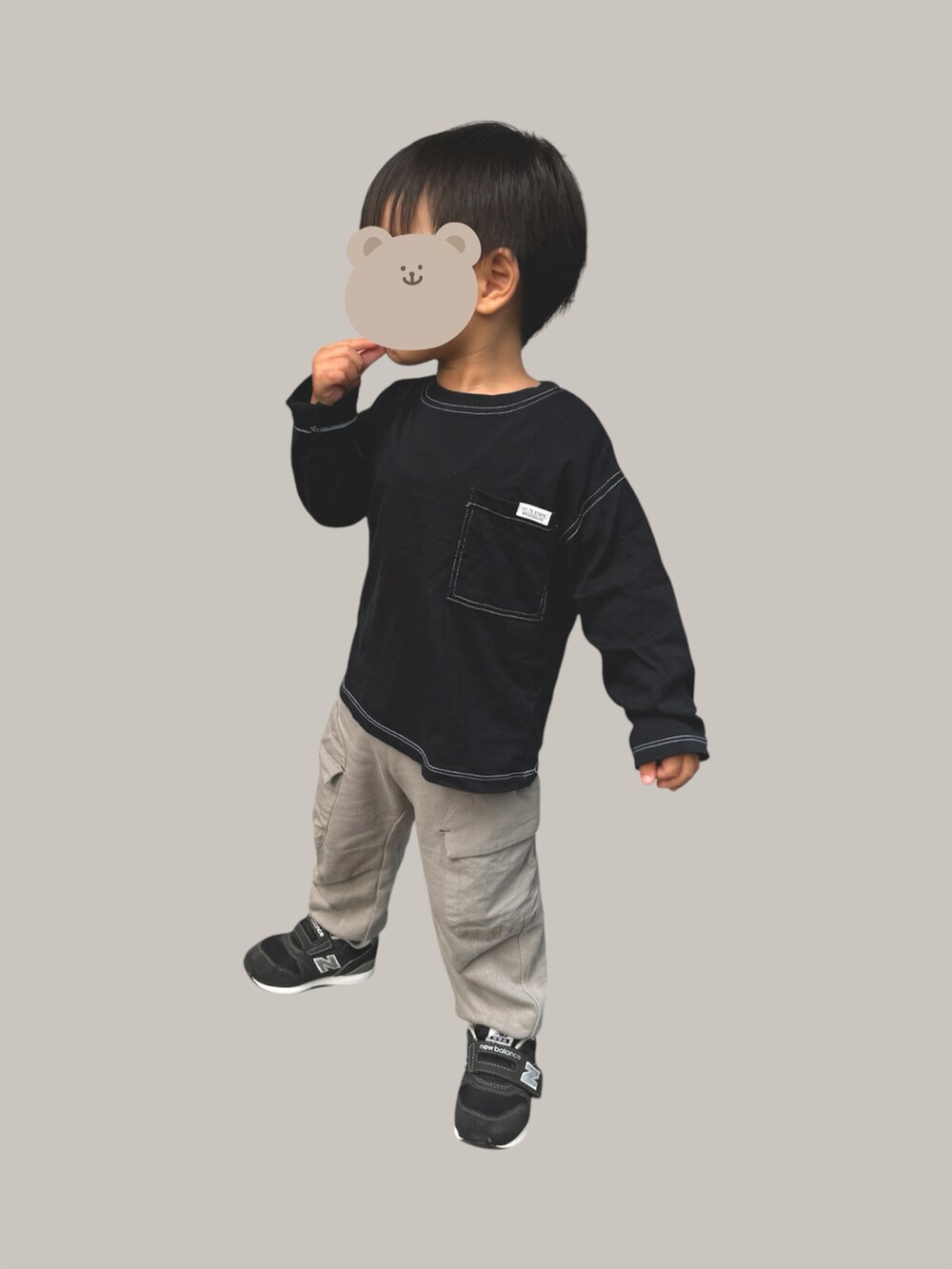 ブラック系のTシャツ/カットソー、グレー系のスウェットパンツ、ブラック系のスニーカーを着用したキッズの秋コーディネートの2枚目の写真