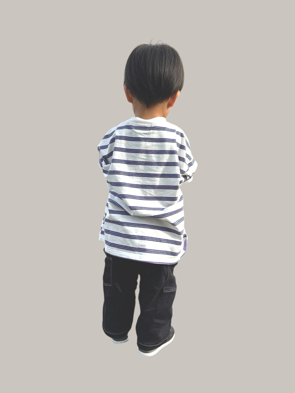 「男の子コーデ、デニム、スポーツミックス、秋コーデ、カジュアルコーデ、ストリート、お出かけコーデ、ボーダー、ボーダートップス、ブラックデニム、ロンT」｜「PAIRMANON STREETの【PAIRMANON STREET】マルチボーダー ロンT 長袖 Tシャツ（Tシャツ/カットソー、ホワイト系）」を使った、®️さん（キッズ・90cm）の秋コーディネートの2枚目の写真