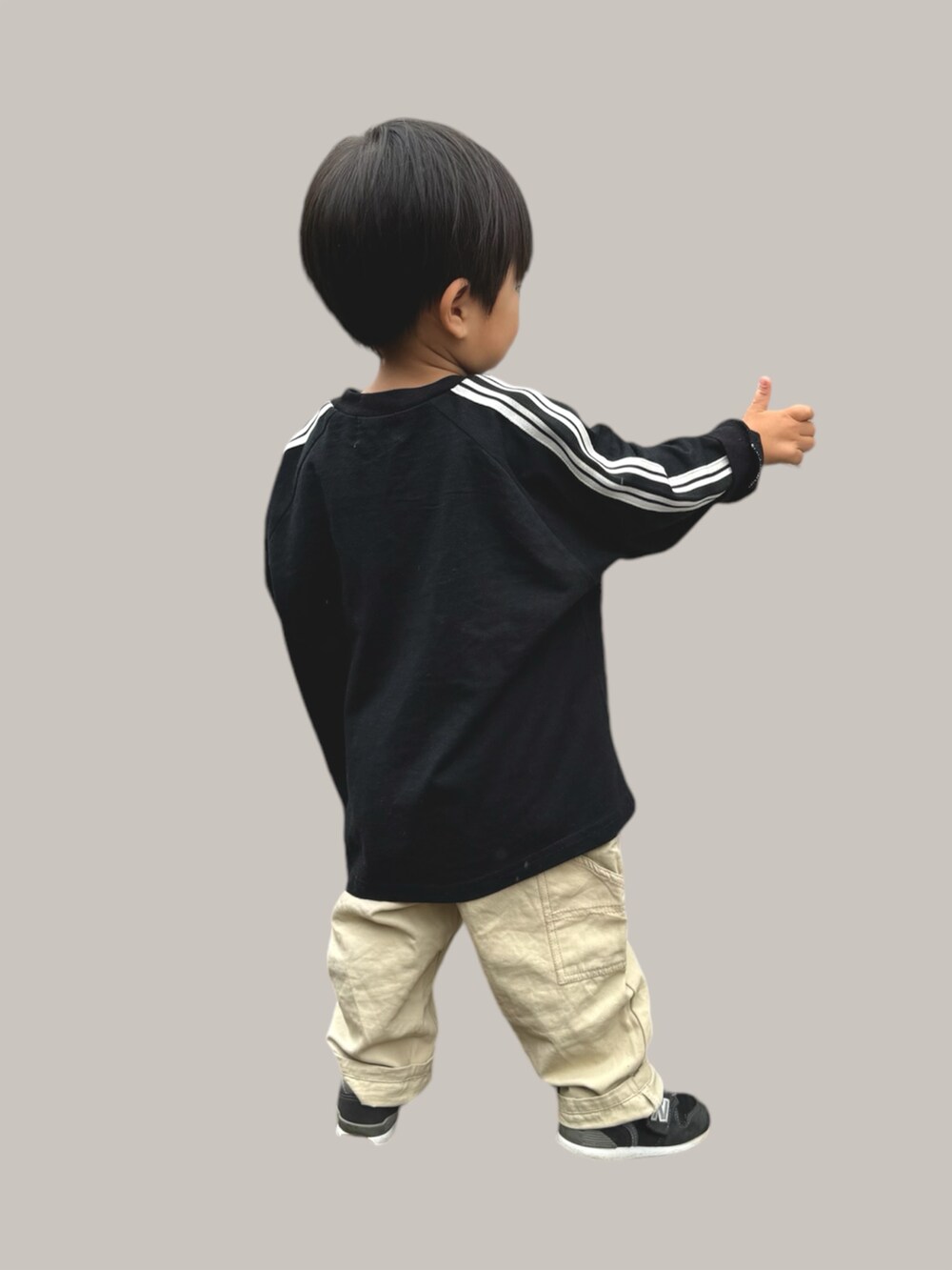 「男の子コーデ、チノパン、ロンT、スポーツミックス、カジュアルコーデ、ストリート、ストリートコーデ、秋コーデ、スニーカー、スニーカーコーデ、ニューバランス、休日スタイル、おしゃれさんと繋がりたい」｜「PAIRMANON STREETの【PAIRMANON STREET】袖ライン ワンポイント刺繍 ロンT 長袖 Tシャツ（Tシャツ/カットソー、ブラック系）」を使った、®️さん（キッズ・90cm）の秋コーディネートの2枚目の写真