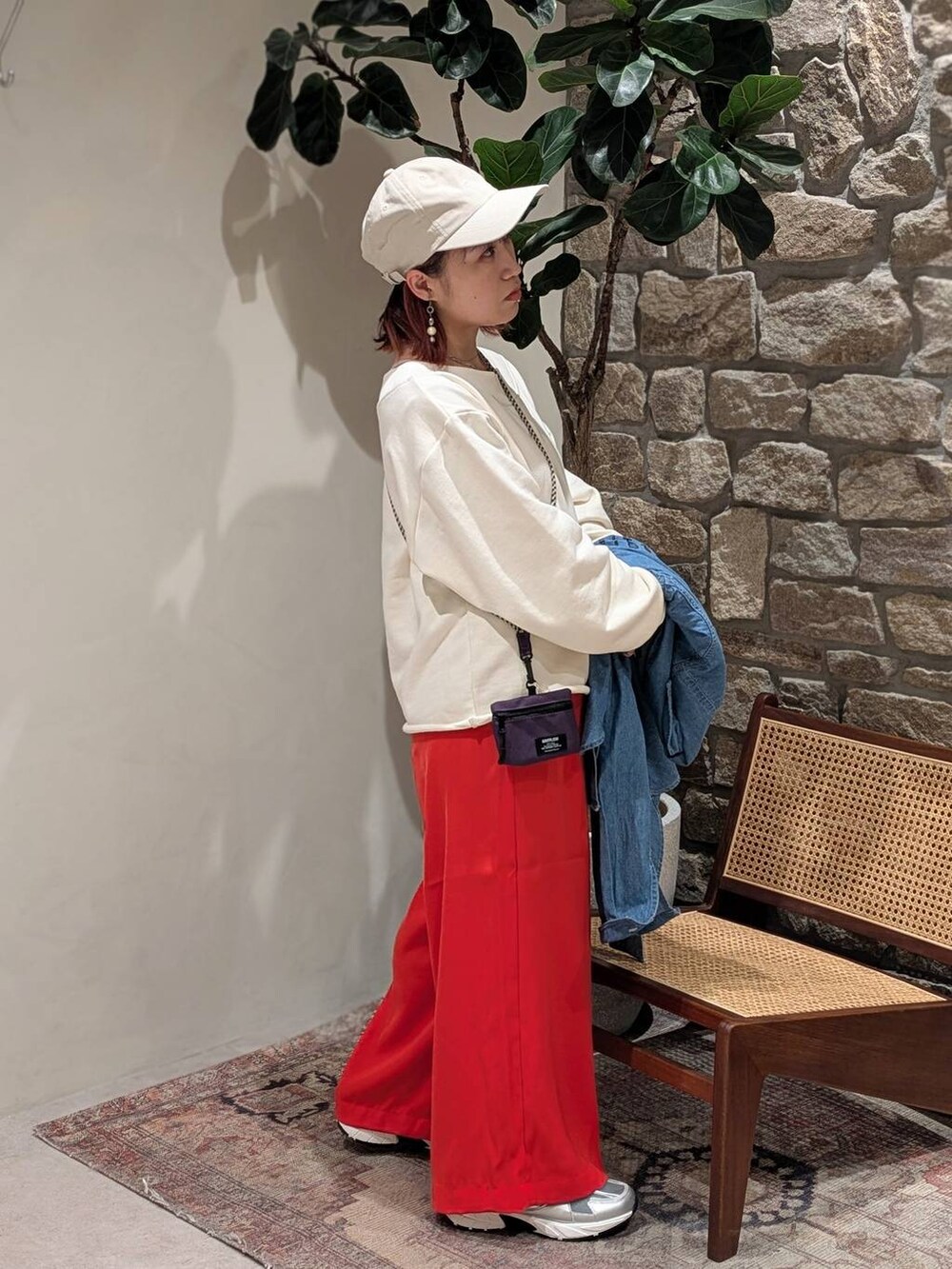 「低身長、差し色コーデ、個性派、メンズライク、シャツ、BAYFLOW、BAYFLOWJEANS_BAYFLOW、ワイドパンツ、カラーパンツ、スウェット、キャップ、軽量、春コーデ、春色、春服みてみて」｜「BAYFLOWのピグメントハートCAP（キャップ、ベージュ系）」を使った、sunabfさん（レディース・148cm）の冬コーディネートの3枚目の写真