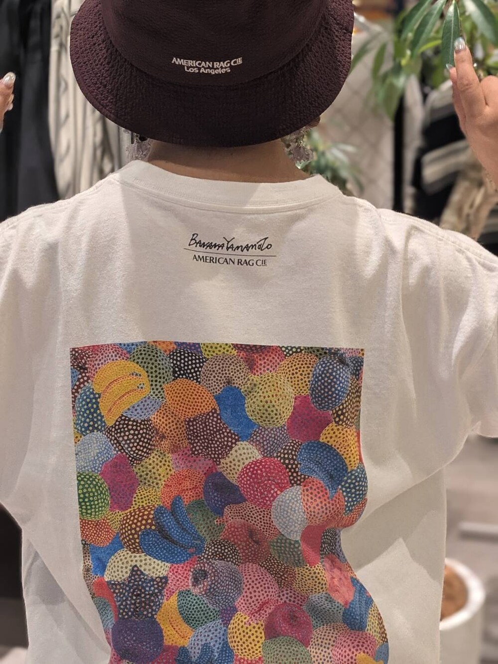 ホワイト系のTシャツ/カットソー、レッド系のハットを着用したレディースの夏コーディネートの2枚目の写真
