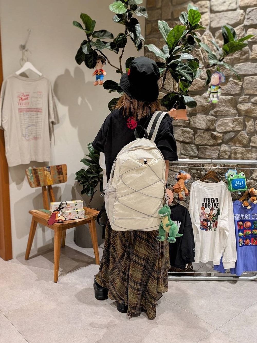 ホワイト系のTシャツ/カットソー、ブラック系のTシャツ/カットソー、ベージュ系のTシャツ/カットソーを着用したレディースの夏コーディネートの9枚目の写真