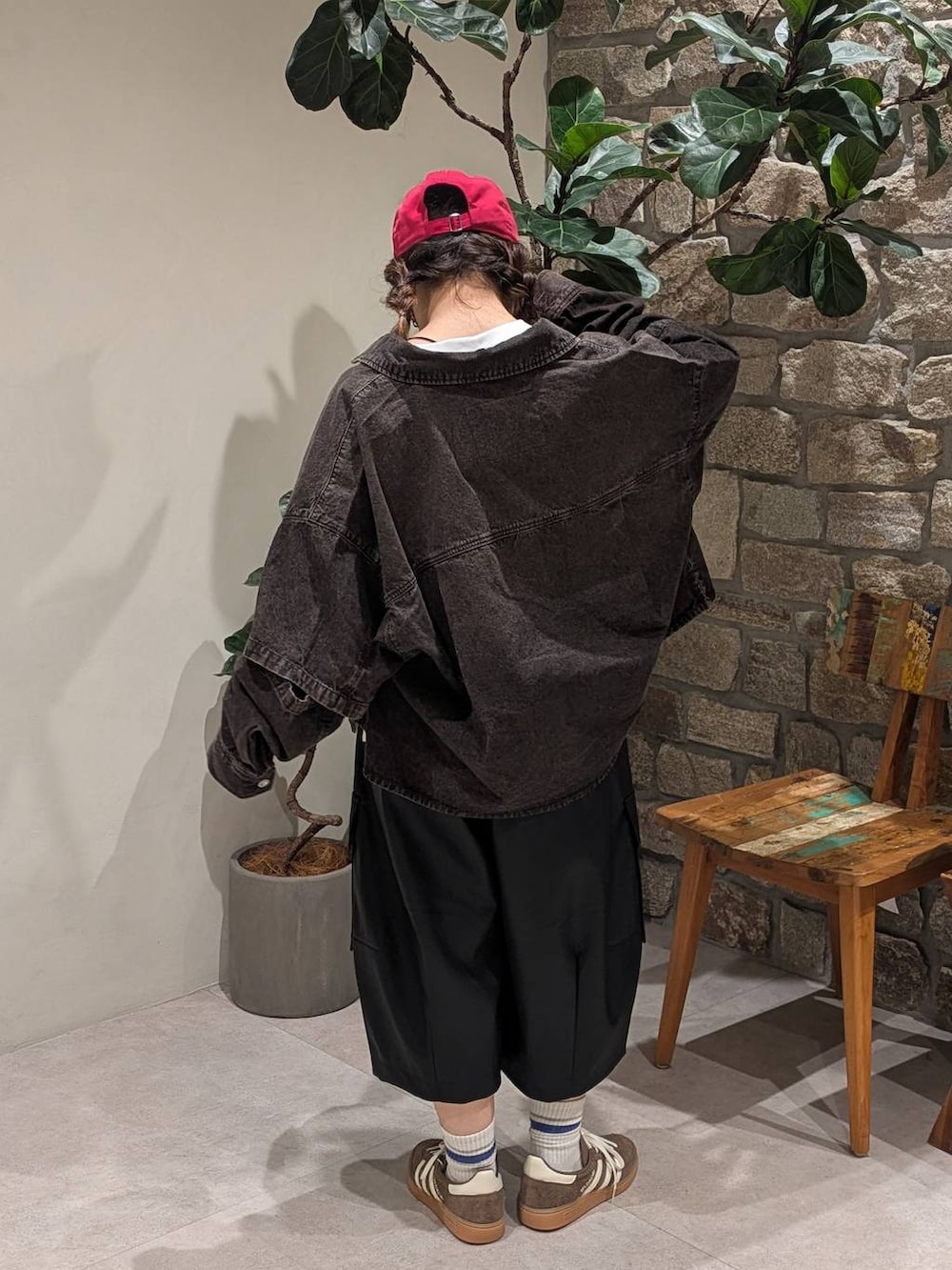 ブラウン系のシャツ/ブラウス、ブラック系のボディバッグ/ウエストポーチ、ブラック系のその他パンツを着用したレディースの夏コーディネートの3枚目の写真