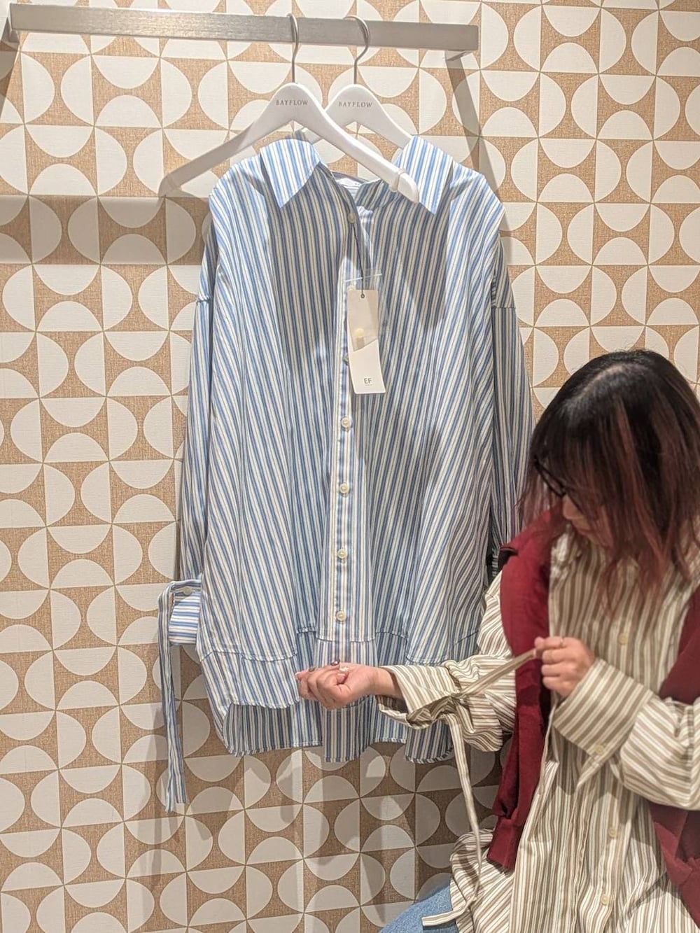 ブラック系のバックパック/リュック、ブルー系のデニムパンツ、レッド系のスウェットを着用したレディースの冬コーディネートの5枚目の写真