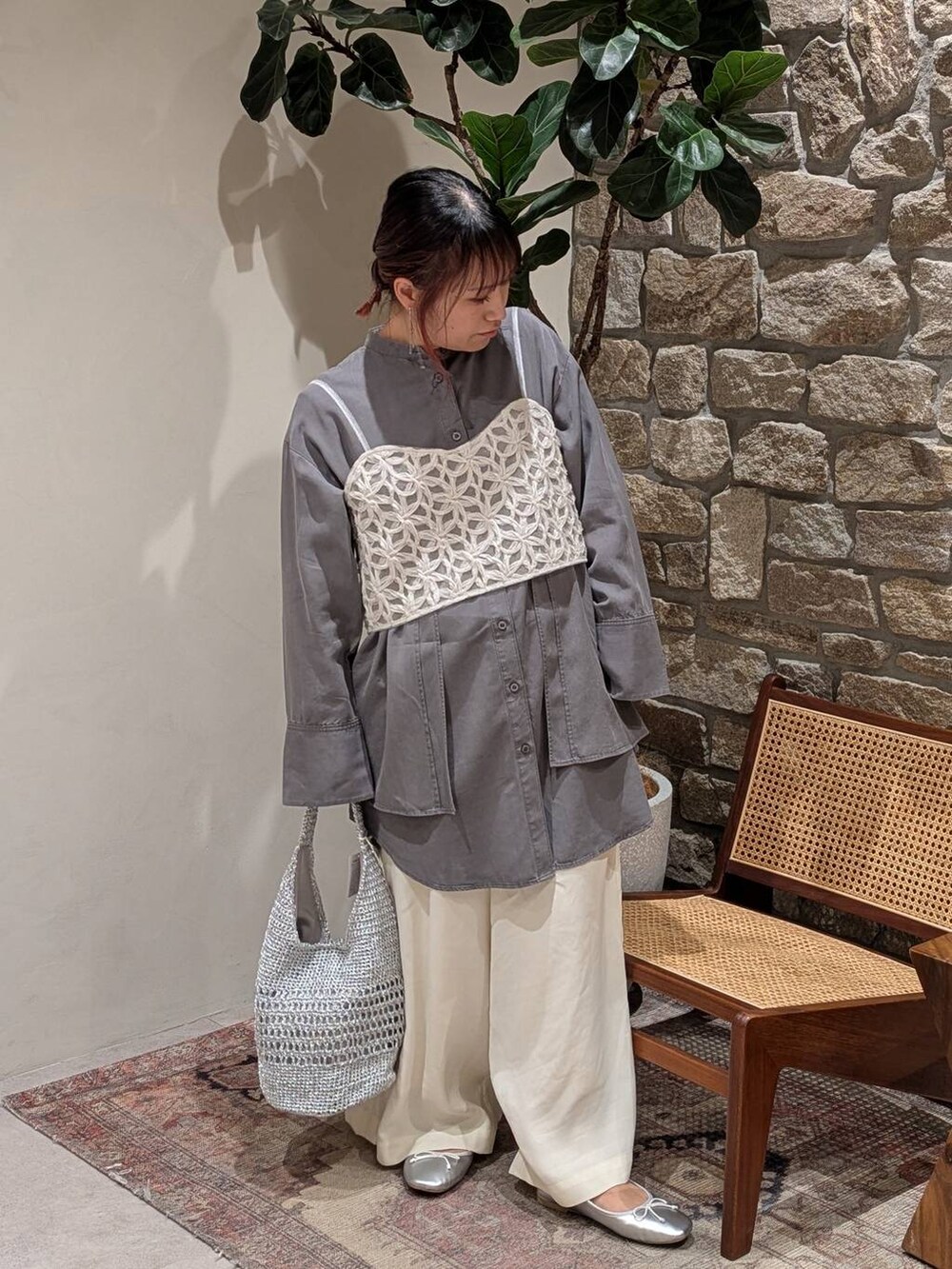 シルバー系のバレエシューズ、ホワイト系のその他パンツ、グレー系のチュニックを着用したレディースの冬コーディネートの2枚目の写真