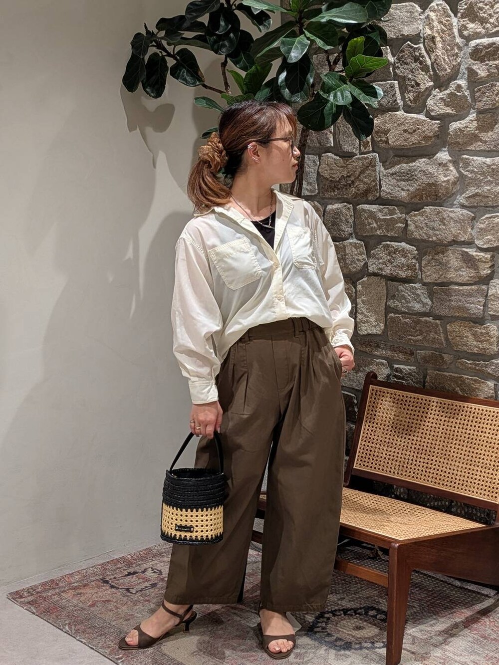「ナチュラル、シンプルコーデ、シャツ、シャツスタイル、きれいめカジュアル、バッグ、おでかけ、パンツ、ママコーデ、低身長、差し色コーデ、個性派、ラフ、カジュアル、BAYFLOW」｜「BAYFLOWのかごめ編みコンビバケツショルダー（ショルダーバッグ、ブラック系）」を使った、sunabfさん（レディース・148cm）の春コーディネートの3枚目の写真