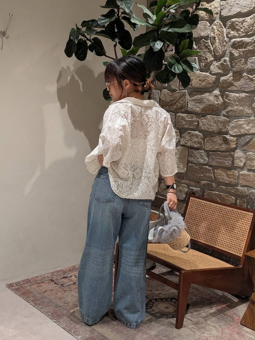 「低身長、差し色コーデ、個性派、サンダル、サングラス、シャツ、デニムパンツ、ベイフローのデニム _BAYFLOW、BAYFLOWJEANS_BAYFLOW、BAYFLOW、サーフ、カジュアル、ラフ、海、おでかけ」｜「bijorieの【bijorie】ベストボディブラカップ付きベアトップ（ショート）／NEW BASIC（インナーウェア/肌着、ホワイト系）」を使った、sunabfさん（レディース・148cm）の春コーディネートの2枚目の写真