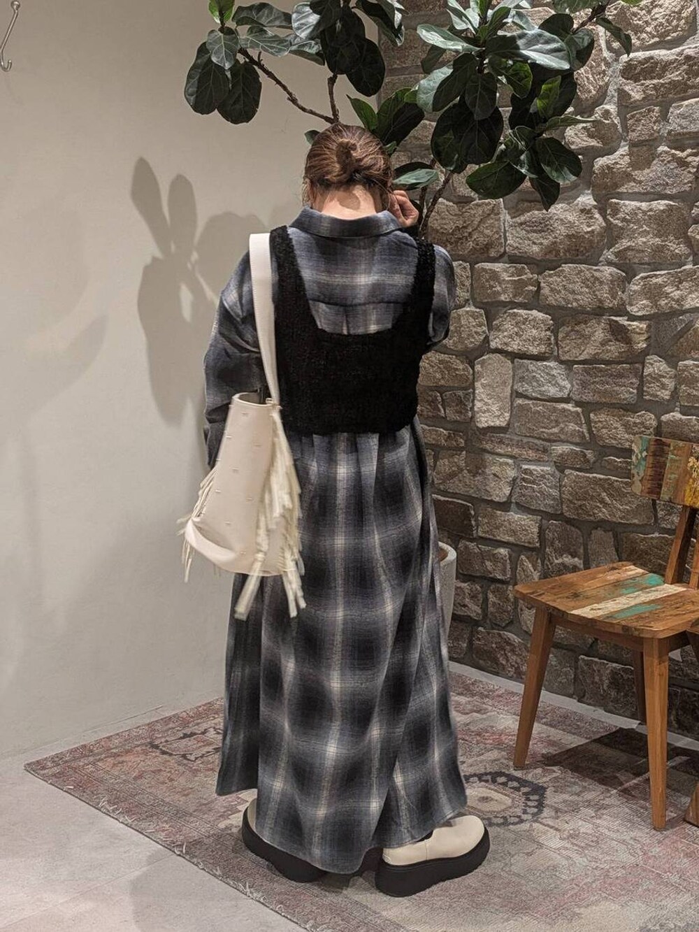 ベージュ系のブーツ、ベージュ系のショルダーバッグ、ブラック系のシャツワンピースを着用したレディースの秋コーディネートの2枚目の写真