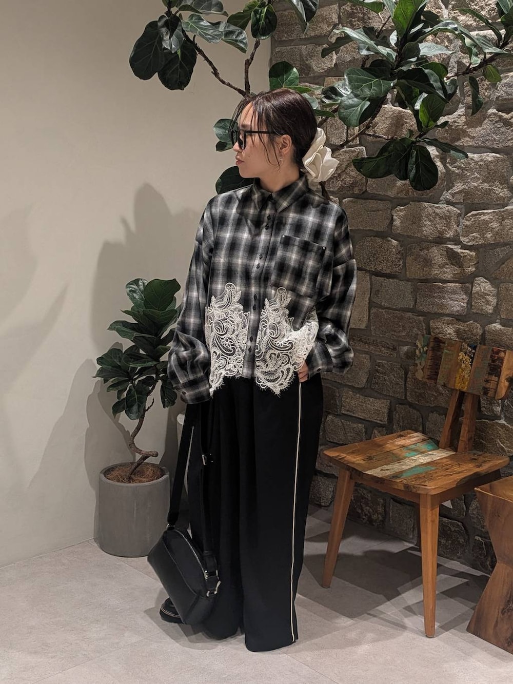 ブラック系のその他パンツ、ブラック系のシャツ/ブラウス、ブラック系のショルダーバッグを着用したレディースの夏コーディネートの2枚目の写真