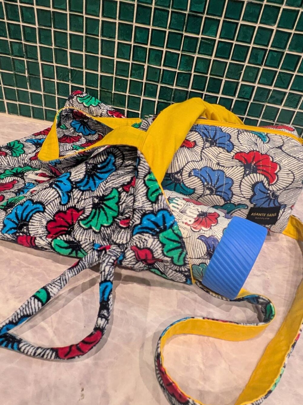 ブルー系のトートバッグ、イエロー系のトートバッグ、ホワイト系のトートバッグを着用したレディースの冬コーディネートの3枚目の写真