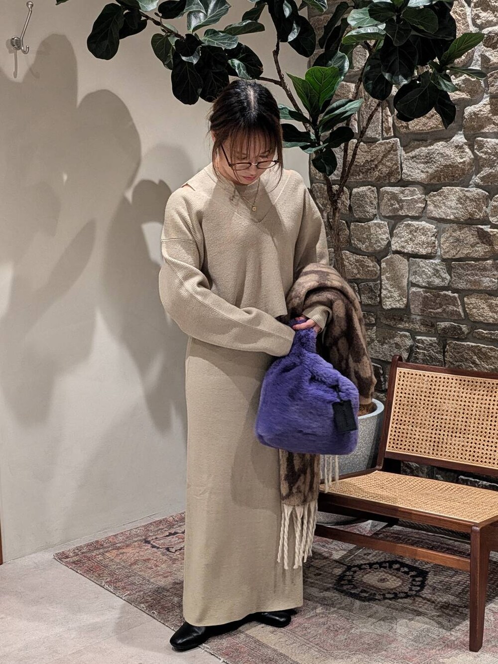 ブラック系のブーツ、パープル系のハンドバッグ、ブラウン系のワンピースを着用したレディースの秋コーディネートの4枚目の写真